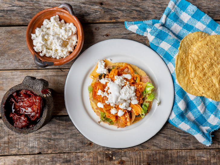 «Рваная» курица с луком: мексиканское блюдо, которое впечатлит ваших родных и гостей