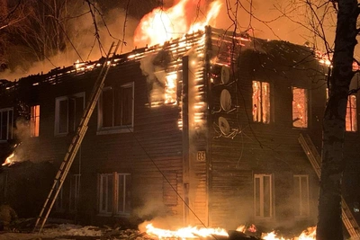 Пожар в Архангельской области: у аварийного дома обрушилась крыша