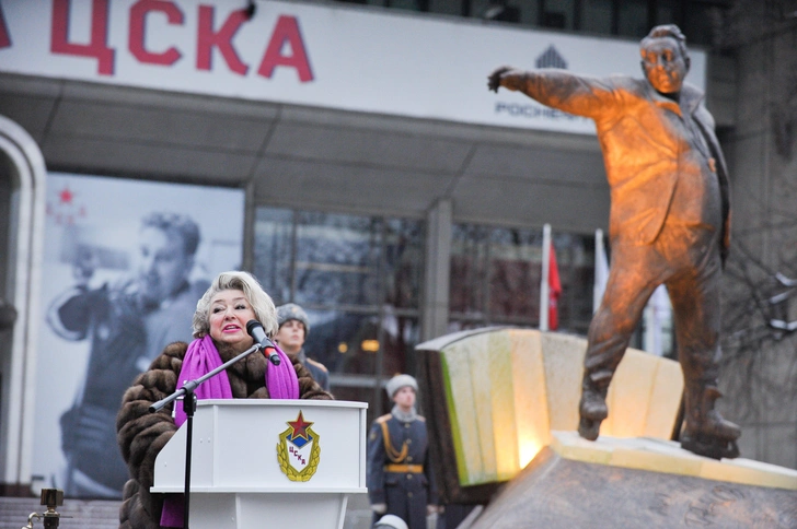 «Телевидение не показывало отца 14 лет. Если телекамера случайно выхватывала отца на трибуне, комментаторы замолкали, держали паузу», — отмечала Татьяна Тарасова