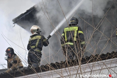 Пожар в Доме Смитов во Владивостоке: МЧС продолжает тушение