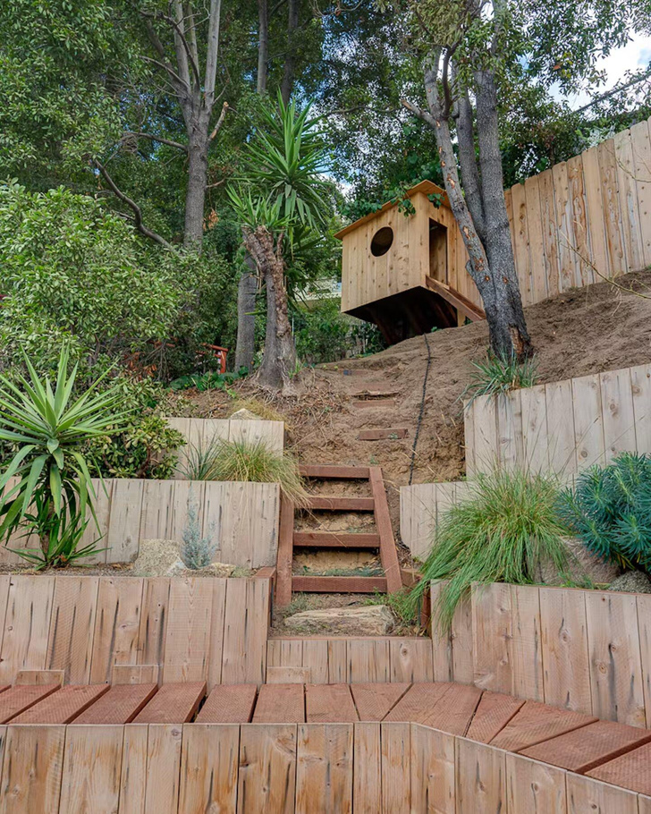В Лос-Анджелесе продается классика модернизма — дом на холме за 2,1 млн долларов
