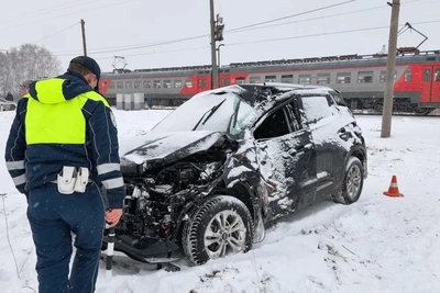 Электричка столкнулась с автомобилем на переезде в Свердловской области