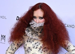 Готическая королева (и немного обоев вашей бабушки): Чапелл Рон в McQueen, осень 2025
