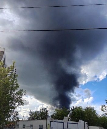 Огромный столб черного дыма виден в разных частях Долгопрудного и других городах Подмосковья | Источник: Типичный Долгопрудный / T.me
