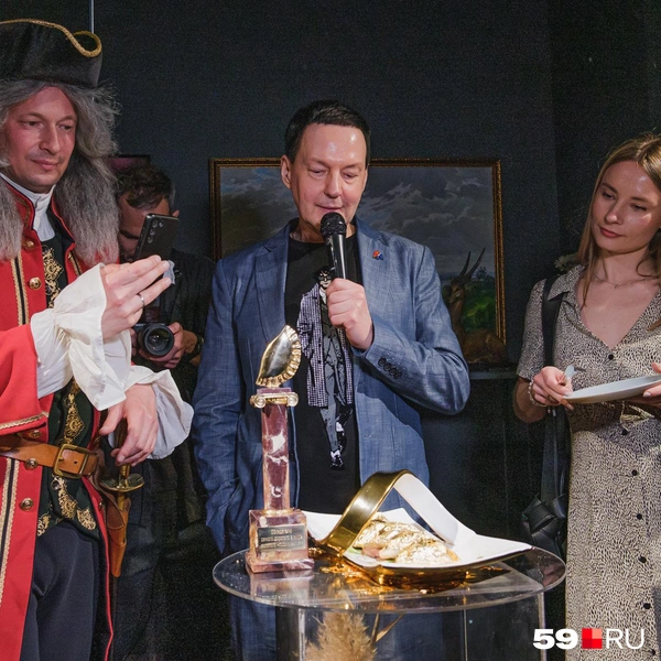 Рядом с посикунчиками стоит кубок, который будут вручать клиентам | Источник: Тимофей Калмаков / 59.RU