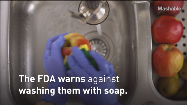 Как правильно обрабатывать продукты из магазина во время эпидемии коронавируса (видео и фото)