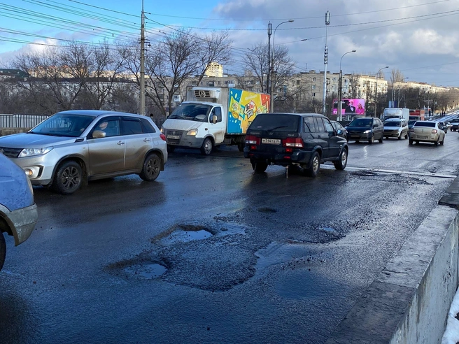 Заплатки на асфальте держатся всего несколько дней. | Источник: читатели V1.RU