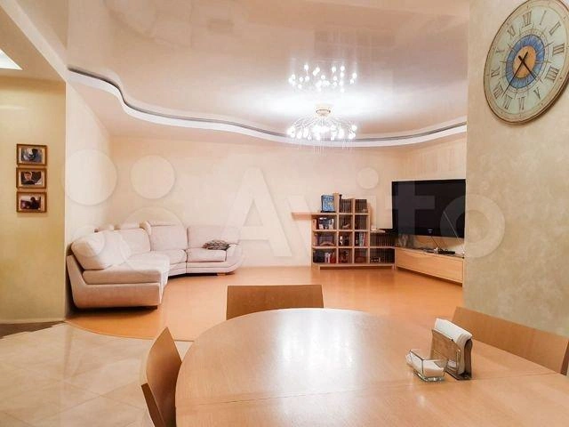 В гостиной полы комбинированные — плитка и паркет | Источник: Аvito.ru