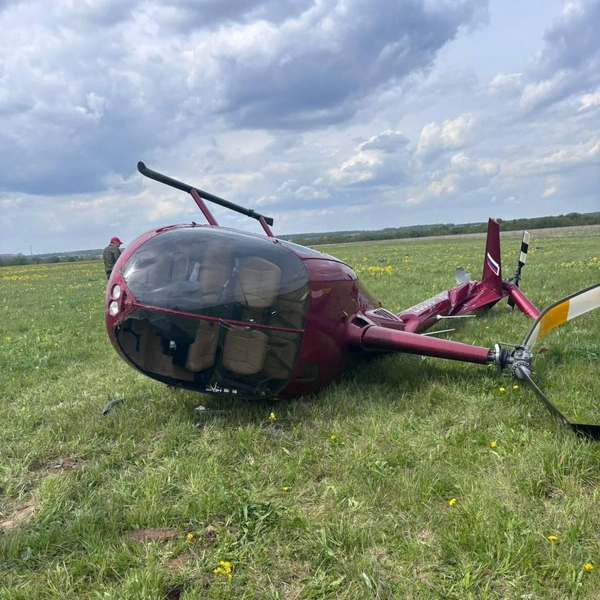 Вертолет совершил жесткую посадку в Одинцовском районе Московской области. Фото с места происшествия | Источник: Западное межрегиональное следственное управление на транспорте СК России