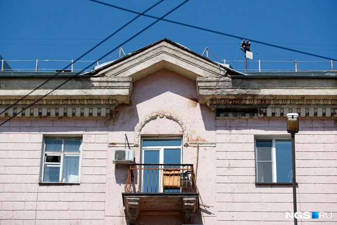 В квартире Натальи Федоровны, в отличие от ее соседей с верхних этажей, балкона нет | Источник: Андрей Бортко / NGS.RU