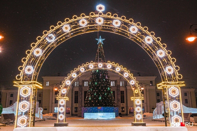 Арка не ледовая, но очень праздничная | Источник: Тимофей Калмаков