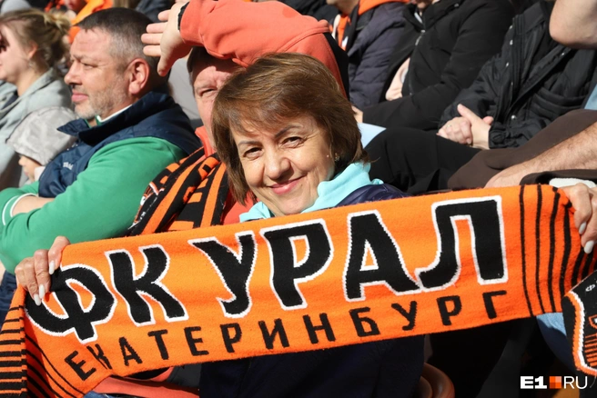 Последний день лета провели на футболе больше десяти тысяч болельщиков | Источник: Анастасия Сибирякова / E1.RU
