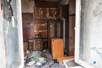 Мы заглянули в одно из окон и ожидаемо увидели полную разруху | Источник: Ксения Филимонова / «ИрСити»