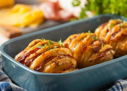 Картофель с сыром и ветчиной: сытный рецепт ужина на всю семью, который удивит вас простотой