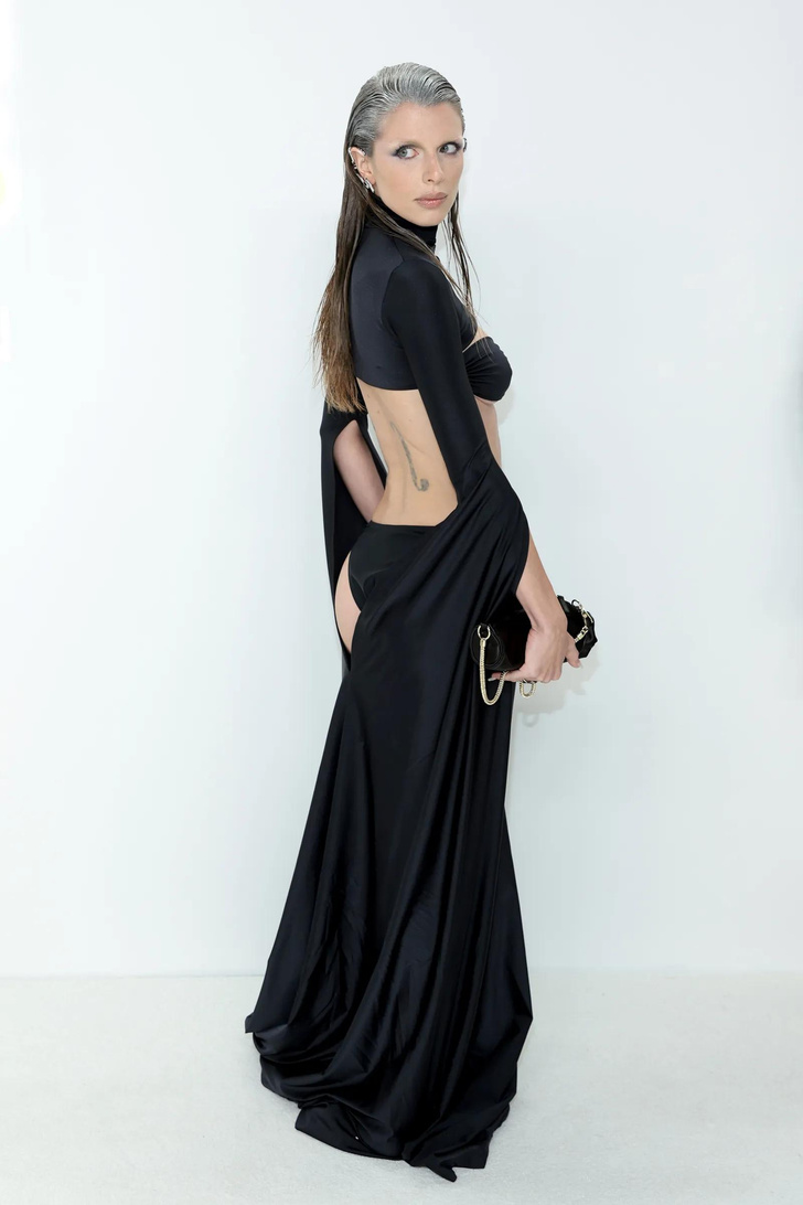 Джулия Фокс в очень «голом» платье Valerievi, состоящем из нижнего белья и импровизированной юбки