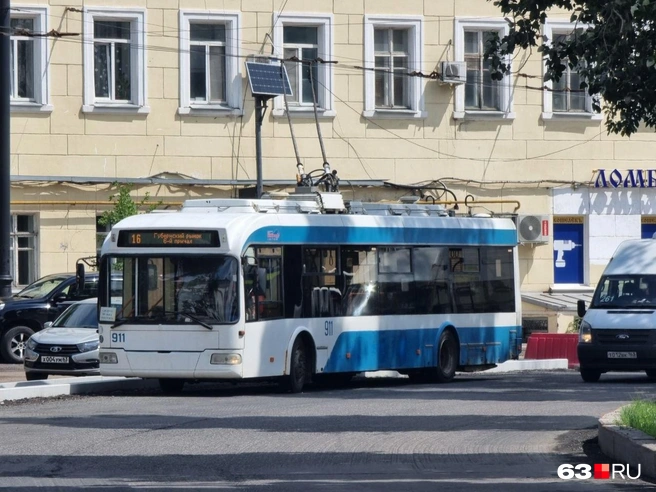 Теоретически, пассажирам полагается проследовать в ближайшее укрытие. По факту, многие не знают, куда бежать, и просто ждут отбоя на остановке  | Источник: Роман Данилкин / 63.RU 