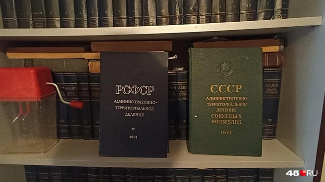 Книги про исчезнувшие с карты страну и республику | Источник: Анна Сарапульцева /45.RU