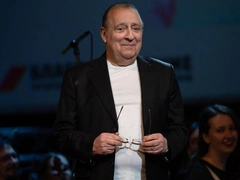 На своем концерте Хазанов заявил, что не будет снимать портрет Пугачевой со стены Театра эстрады