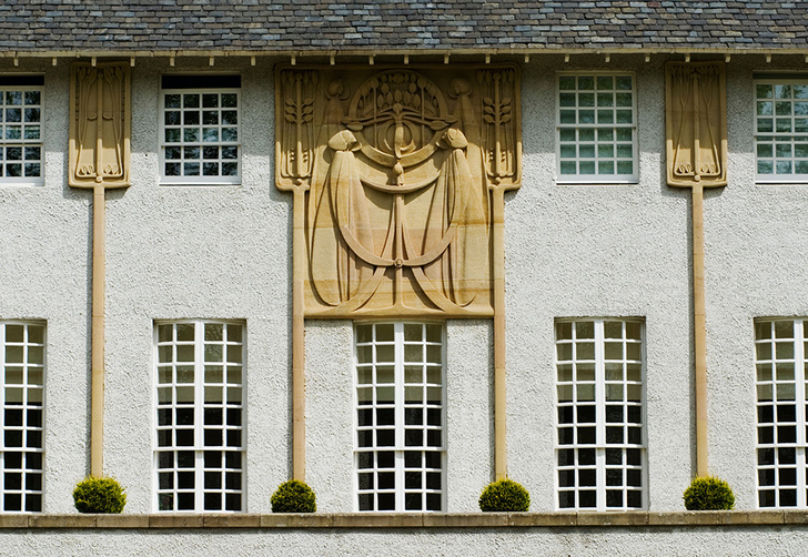 Фасад «Дома для любителя искусств» Макинтош украсил рельефами, достойными Венского Сецессиона.