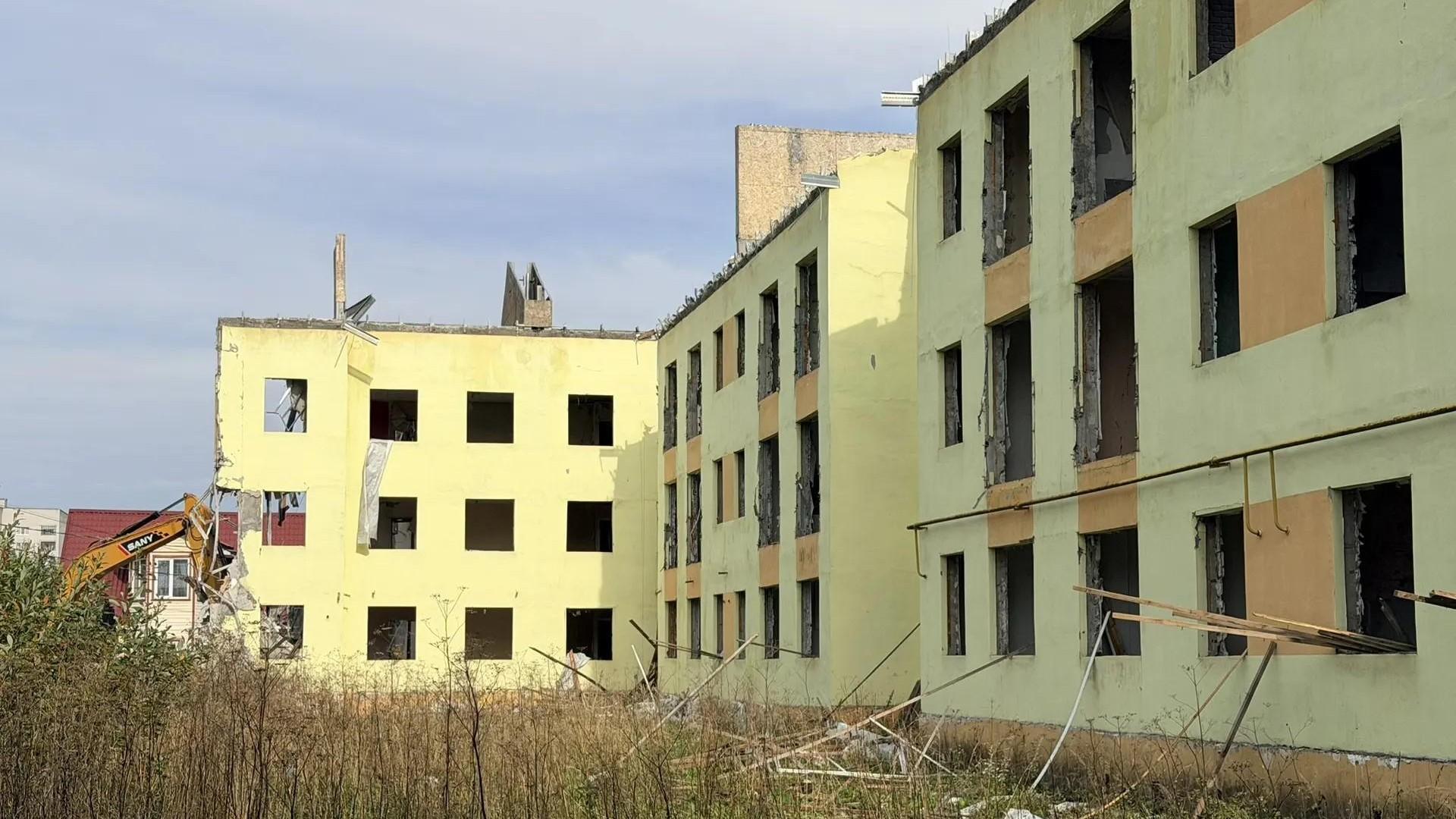 В Ярославской области начали сносить новостройки, ставшие аварийными — видео