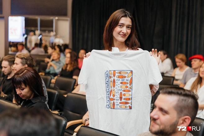 Каждый из которых получил сувенир из Питера с гордой надписью: #ВПИТЕРЕПЛЫТЬ | Источник: Ирина Шарова / 72.RU