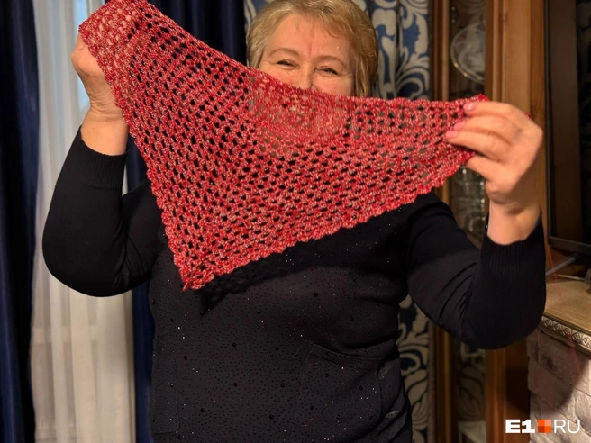 Марина с удовольствием вяжет для своих внучат | Источник: Дарья Костомина / E1.RU