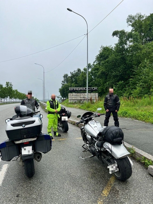 Приятели предполагаемого обидчика Эдуарда регулярно выкладывали совместные фото с ним. У самого мужчины, похоже, профиля в соцсетях нет | Источник: vk.com