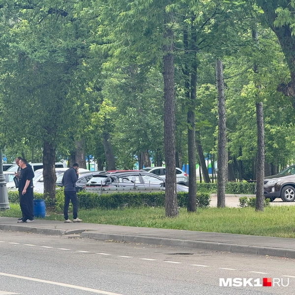 Напротив МНПЗ стоят люди | Источник: MSK1.RU