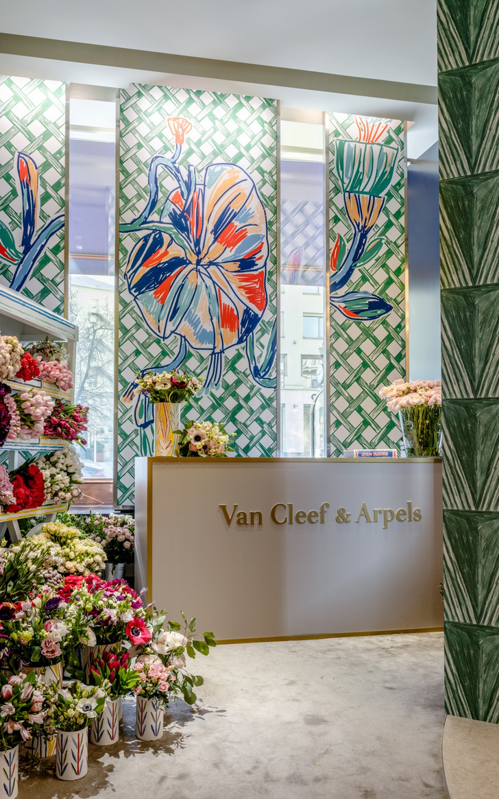 Цветочная инсталляция в бутике Van Cleef & Arpels.