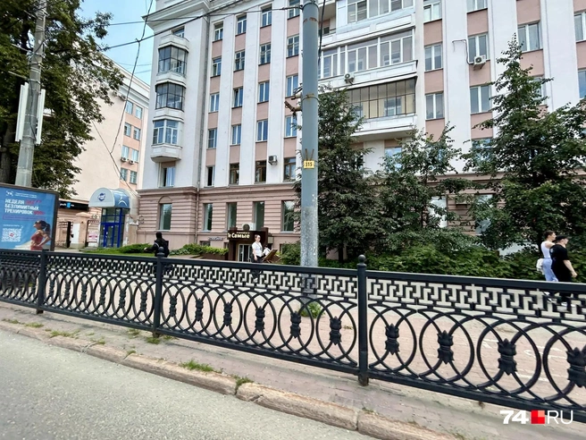 Всего убрали около 400 горшков с цветами | Источник: Михаил Шилкин