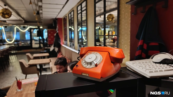 Бар «Союз» собрал какую-то эклектику юности нынешних миллениалов, которые еще помнят дисковые телефоны, но уже застали и компьютеры | Источник: Стас Соколов / NGS.RU