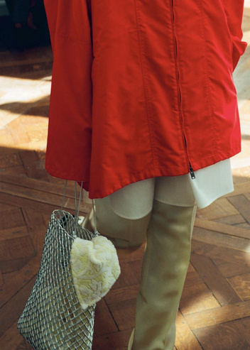 Свитер на сумке и перекособоченный ремень: модные стайлинг-приемы на весну
