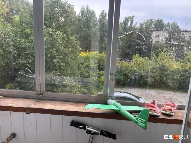 Сожитель разбил камнями стекла на балконе | Источник: предоставлено пострадавшей