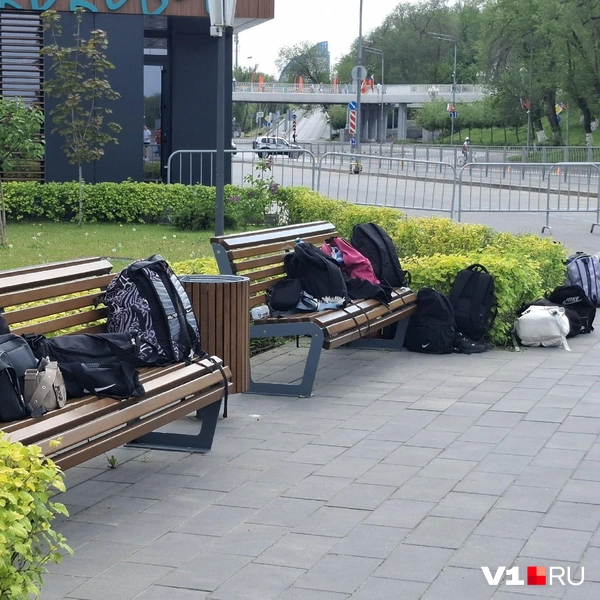 Во время марафона на Нулевой Продольной сумки лежали кучей поодаль от участников | Источник: Тимофей Крылов / V1.RU
