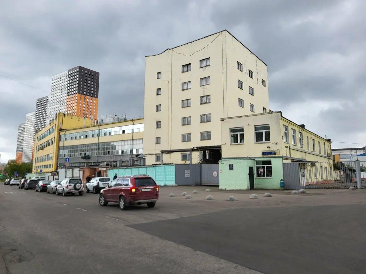 Упал с высоты в четыре этажа. Рабочий насмерть разбился на хлебозаводе «Пеко» в Москве — у него обо…