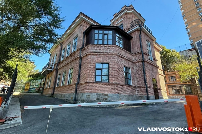 Здание он все же отреставрировал | Источник: Елена Буйвол / VLADIVOSTOK1.RU