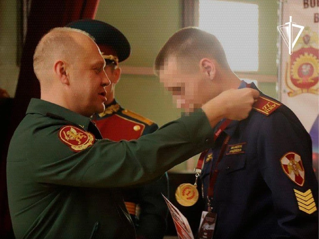 Варенцов награждает победителя IT-олимпиады в ноябре 2024 года | Источник: Росгвардия / VK.com