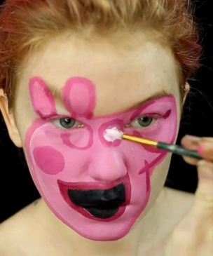 Девушка с помощью макияжа сделала из себя свинку Пеппу (жутковатое фото)