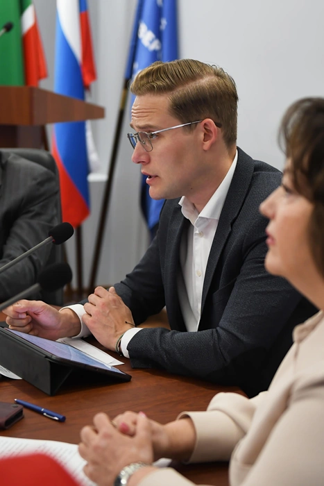 Султанов Роман отметил, что важно обращать внимание, сколько детей получают образование в условиях, соответствующих их фактическим возможностям и потребностям | Источник: пресс-служба КИУ
