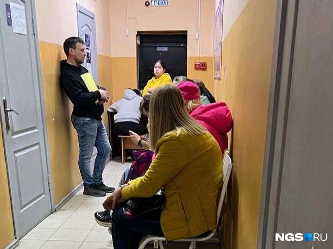 По словам тех, кто сидит в очереди не в первый раз, люди порой ругаются из-за списков, которые сами же создают | Источник: Настасья Медведева / NGS.RU