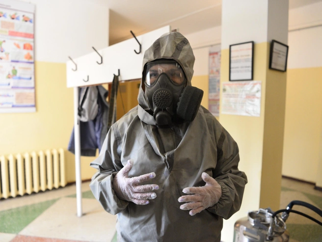 <p>А вы в школе учились надевать противогаз на уроках ОБЖ?</p> | Источник: Максим Воробьев / E1.RU
