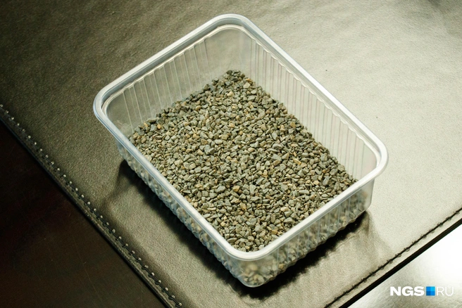 Отсев горных пород, который используют для обработки новосибирских дорог зимой | Источник: Андрей Бортко / NGS.RU