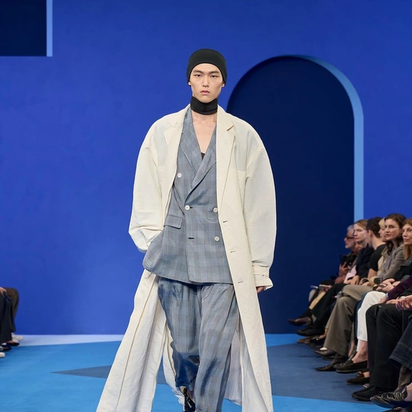 Lanvin возвращает синий цвет — фирменный оттенок Дома Lanvin возвращает синий цвет — фирменный оттенок Дома