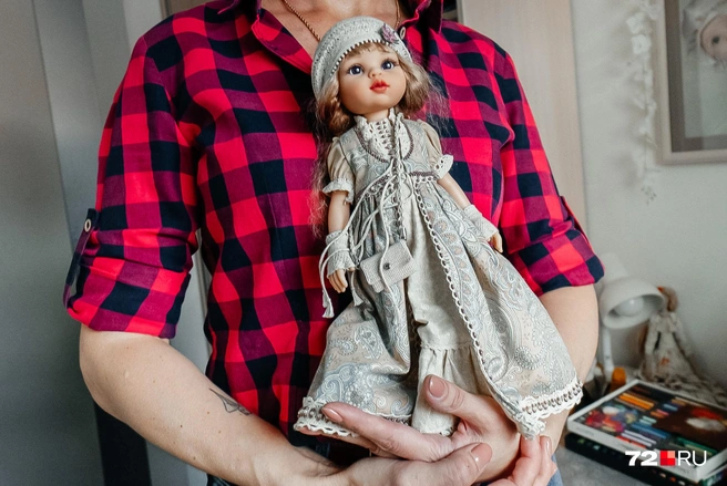 Для этой уже готовой куклы Анастасия сделала наряд и новую прическу. Как вам? | Источник: Илья Чикотин / 72.RU