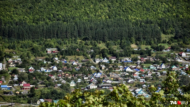 Дома&nbsp;— словно крошки в роскошной бороде гор | Источник: Артем Краснов