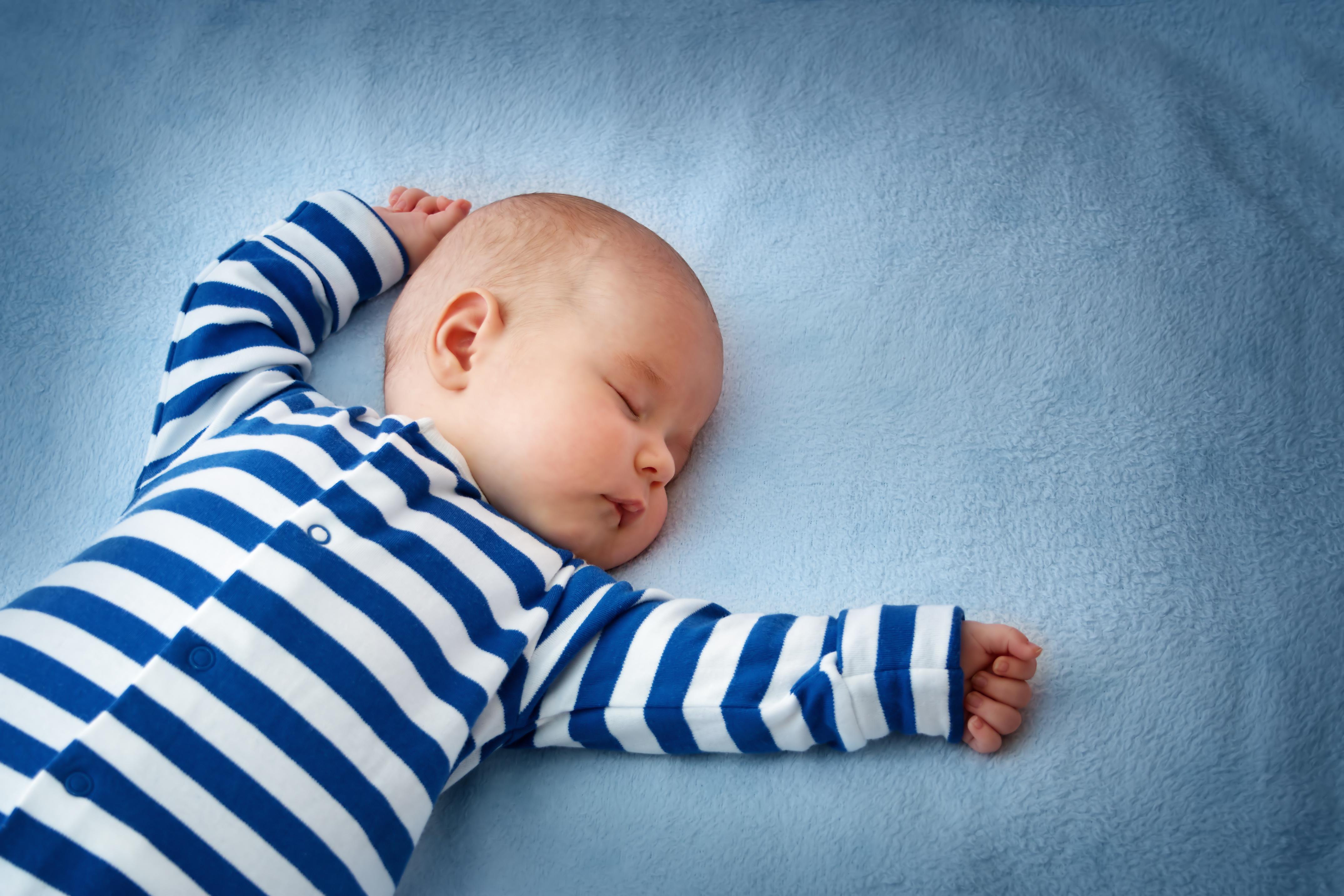 Новорожденный ребенок не спит ночью — что делать?