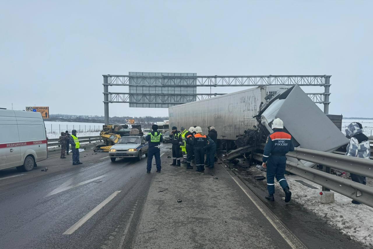 Гигантская пробка возникла на трассе М-4 под Новошахтинском из-за  столкновения фуры с экскаватором на Дону - 30 января 2024 - 161.ру