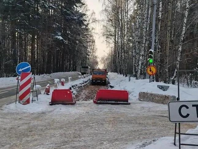 Реверсивное движение на одной полосе стало причиной формирования длинных очередей в утренние часы. | Источник: читатель E1.RU
