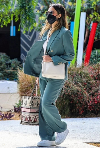 Джессика Альба в Плайя Висте | marieclaire.ru