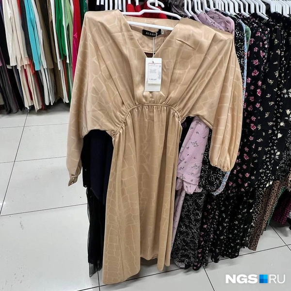 Такое платье со странным уровнем талии стоит чуть больше 1000 рублей | Источник: Настасья Медведева / NGS.RU